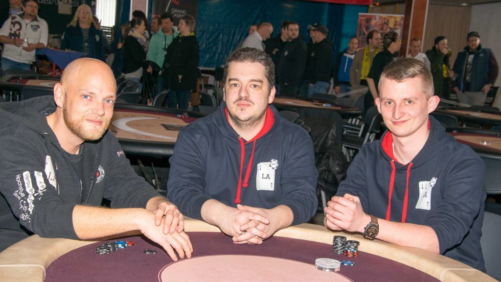 von links: Tobias Walkenbach, Ralf Naporra und Alexander Hufnagel haben mit ihrem "Charity Poker Turnier" eine Spendensumme von 11.200 Euro erzielt. von Nils Dinkel