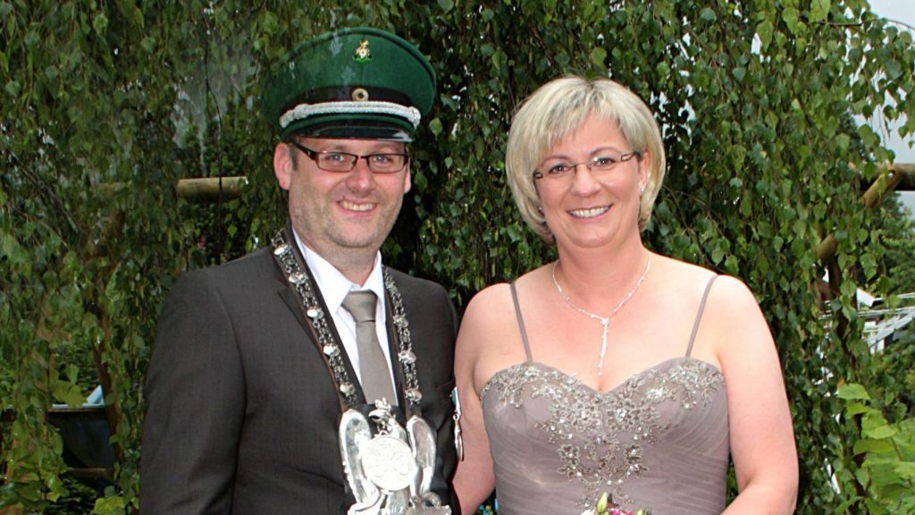 Schützenkönig Jens Hahn regiert derzeit noch mit seiner Frau Dorothee Hahn in Lütringhausen. von privat