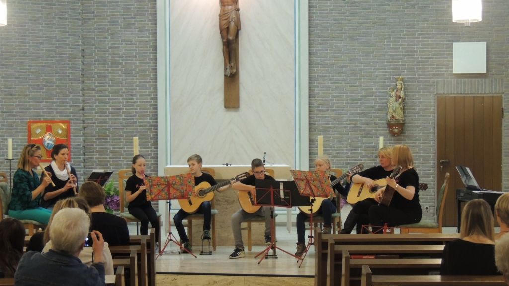 Die Musikschule Drolshagen tritt in der Kapelle des St. Gerhardus Seniorenzentrums auf. von Archiv