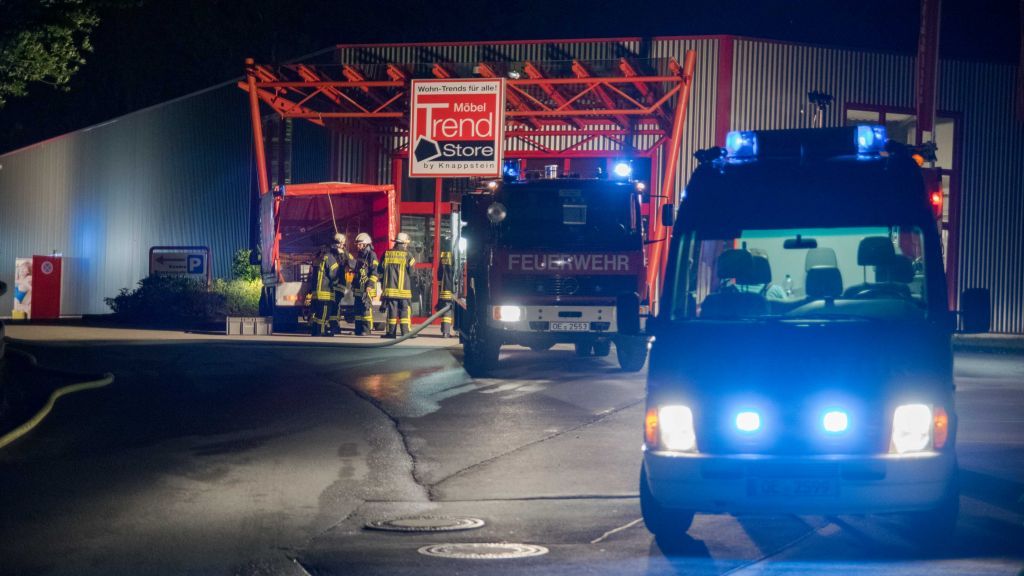 Die Feuerwehr musste am späten Mittwochabend zu einem Brand eines Möbelhauses in Grevenbrück ausrücken. von s: Nils Dinkel