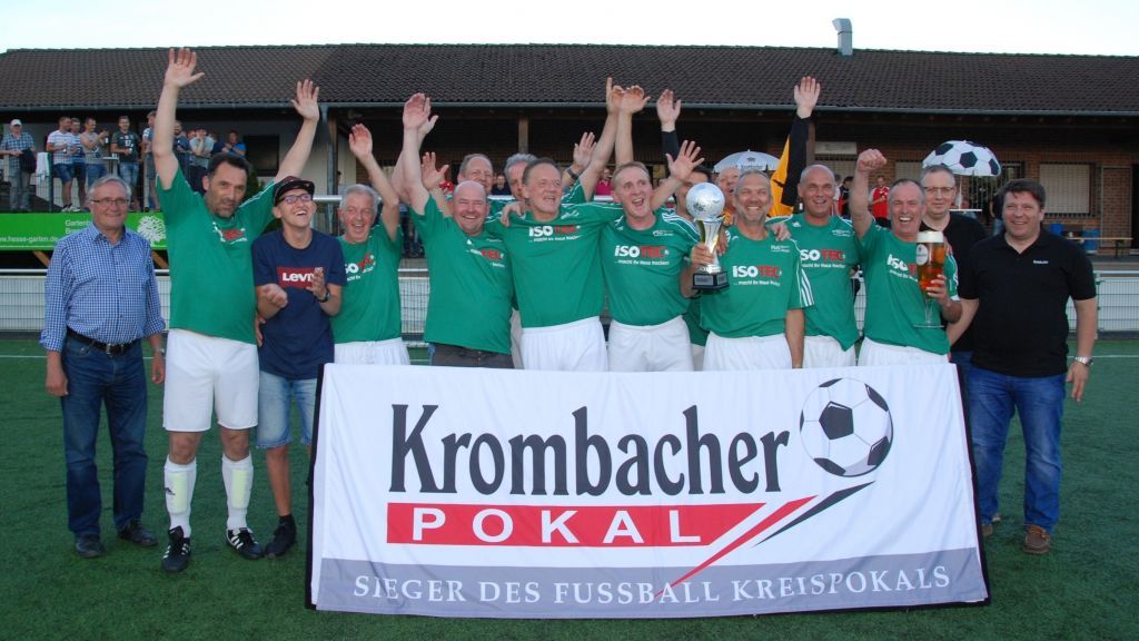 Die siegreiche Mannschaft des SV Ottfingen, Kreisvorsitzender Joachim Schlüter (l.), Staffelleiter Thomas Will (2 v. r.) und Jens Selter von der Krombacher Brauerei (r.). von Privat