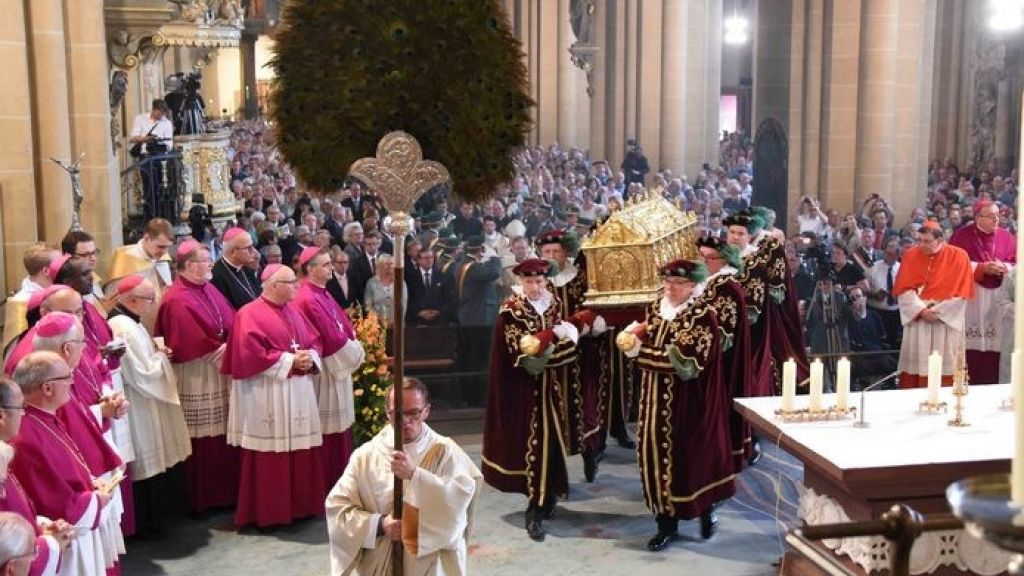 Zu Beginn der kirchlichen Feierlichkeiten führt der Erzbischof in feierlicher Prozession den vergoldeten Silberschrein mit Gebeinen des Heiligen Liborius aus der Krypta in den Hochchor. von Stadt Paderborn