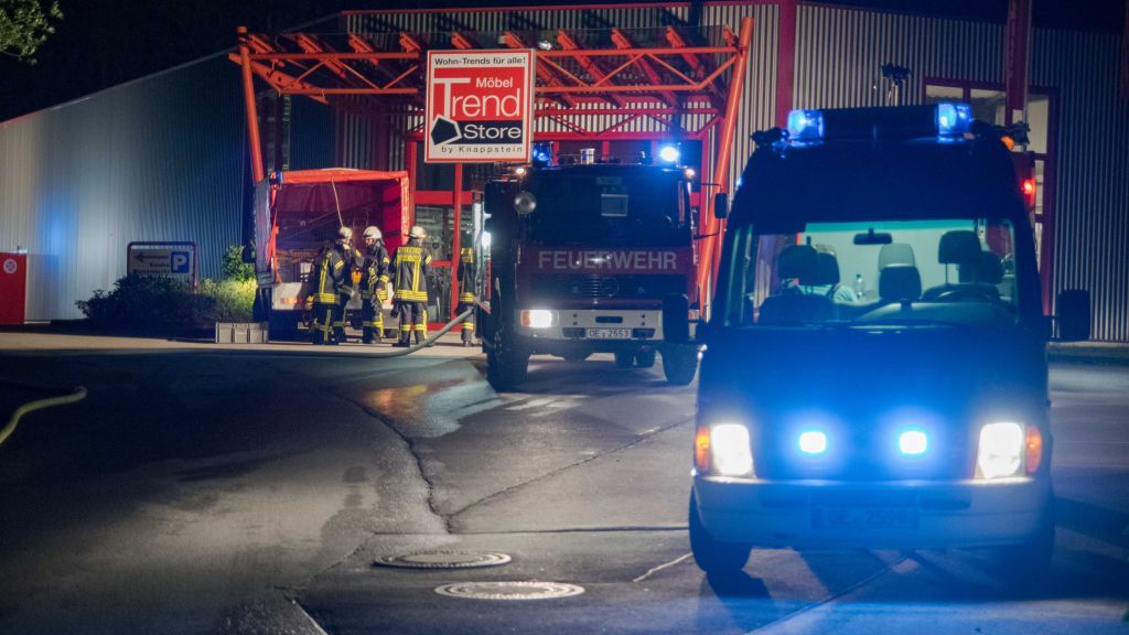 Rund 65 Kräfte der Feuerwehr, der Polizei und des Rettungsdienstes waren bei dem Brand am Donnerstagabend im Einsatz. von Nils Dinkel
