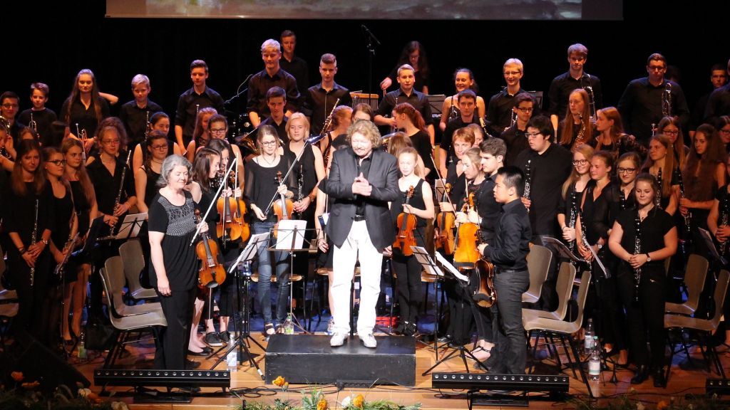 Zum letzten Mal wird Horst Sawitza mit dem Schulorchester den Sommer beim Sommerkonzert der St.-Franziskus-Schule begrüßen. von privat