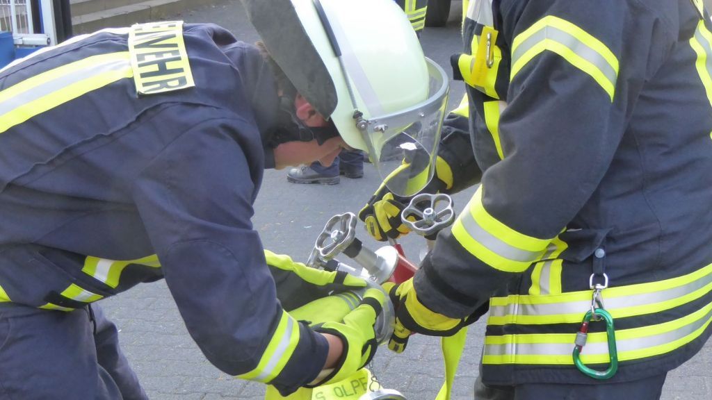 Auf unterschiedliche Gefahrenlagen und Brandsituationen bereitet sich die Feuerwehr immer wieder mit Notfallübungen vor. von Symbol Rüdiger Kahlke