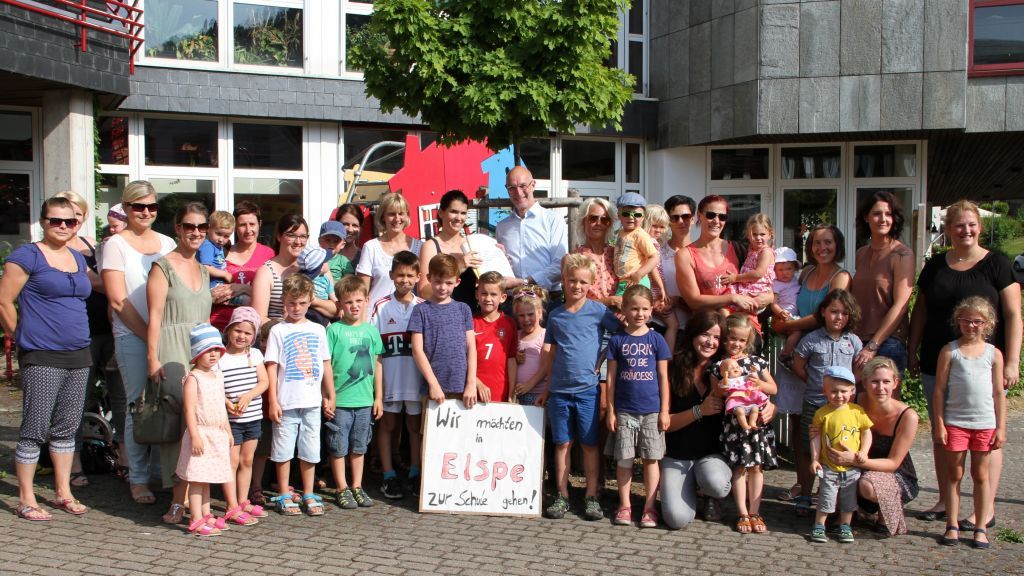 Betroffene Eltern und Kinder aus Elspe und Umgebung haben gestern im Lennestädter Rathaus eine Mappe mit Unterschriften und Briefen an Bürgermeister Stefan Hundt überreicht. von Kerstin Sauer