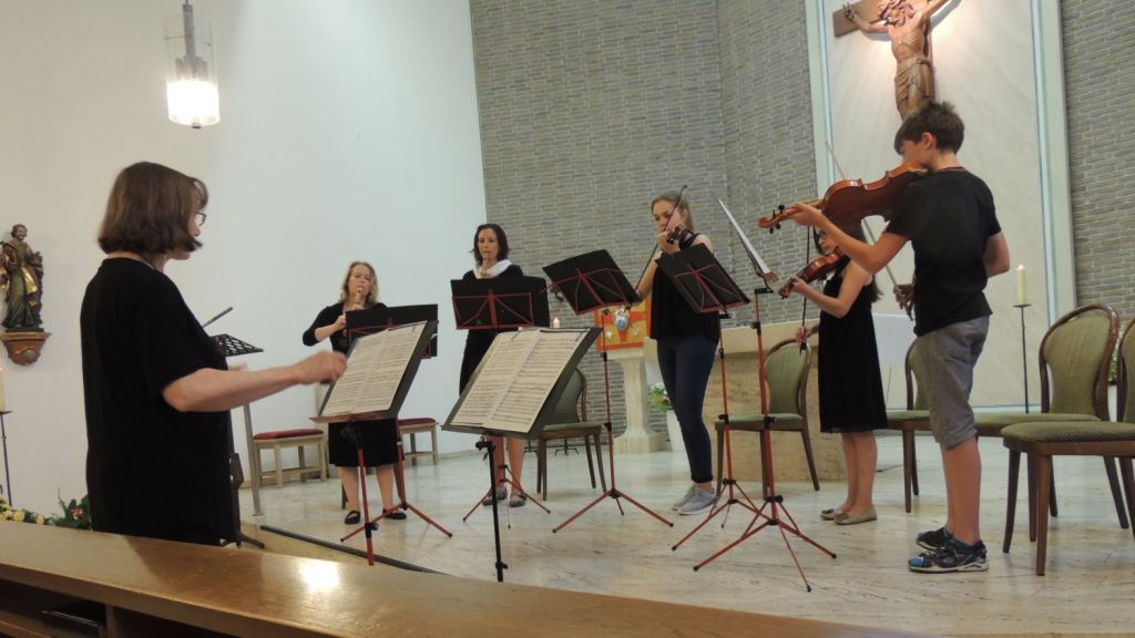 Die Musikschule Drolshagen unterhielt die Gäste mit Stücken wie die „Kleine Nachtmusik“ oder „Ave Maria“. von privat