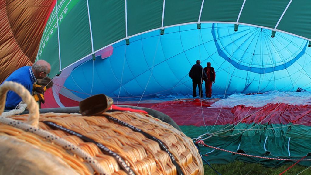 Bei gutem Wetter kann eine Ballonhülle von innen besichtigt werden. von Campingplatz Hof Biggen