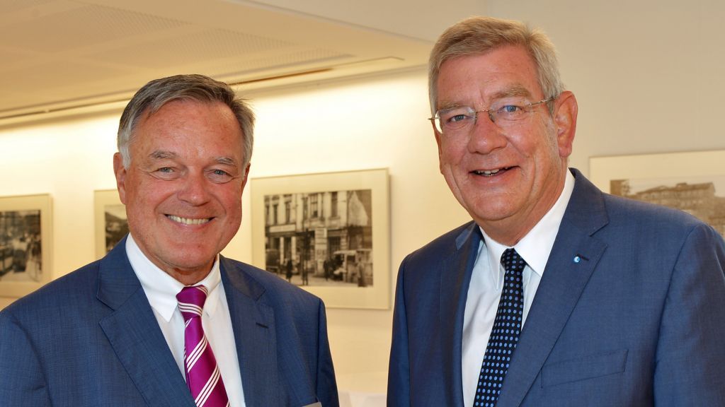 IHK-Präsident Felix G. Hensel (links) begrüßte Arndt G. Kirchhoff (rechts) zur IHK-Vollversammlung der IHK Siegen. von IHK-Siegen