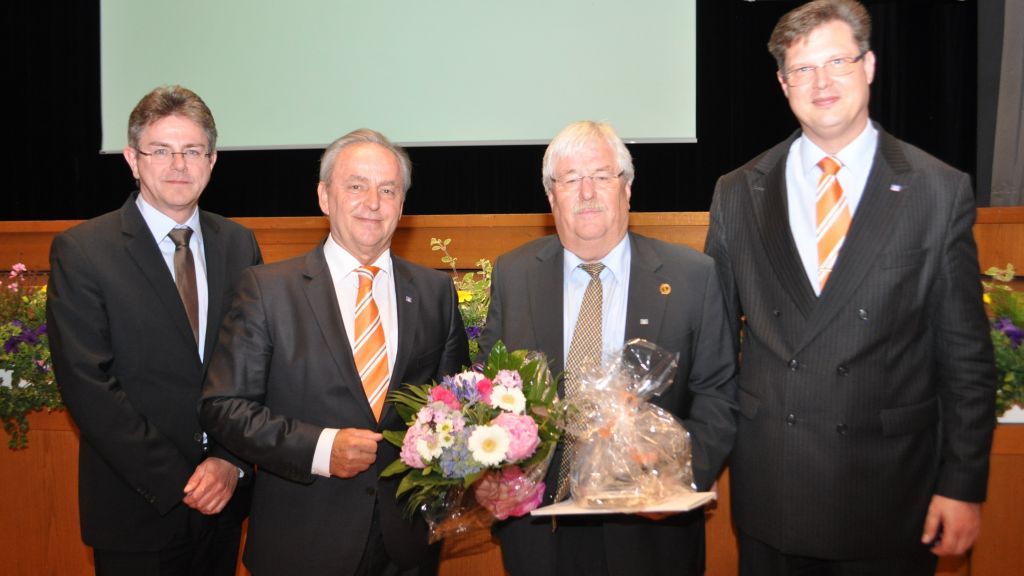 Die Vorstandsmitglieder der Volksbank Olpe-Wenden-Drolshagen, Lambert Stoll (2. von links) und Markus Stottmeyer (rechts) verabschiedeten den aus dem Aufsichstrat ausscheidenden Willy Müller (2. von rechts). von Volksbank OWD