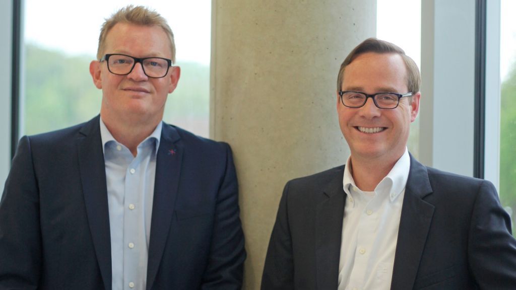 Frank Hüttemann (links), Geschäftsführer der Agentur PSV Marketing, und Sebastian Leipold, Geschäftsführer der HEES Bürowelt. von © PSV