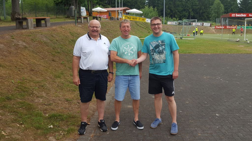 Karl-Heinz Linke (links) und Oliver Hetzel (rechts) begrüßen Carsten Fischbach als neuen Trainer für die dritte Mannschaft. von privat