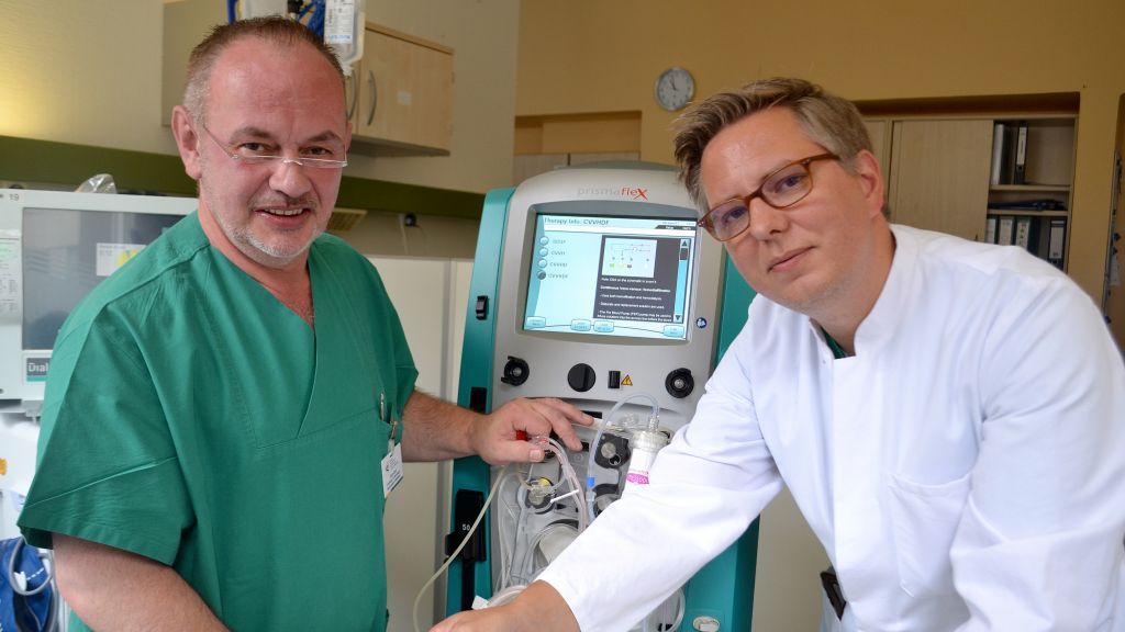 Jürgen Bock (links), nephrologischer Fachpfleger und pflegerische Leitung der Klinikdialyse, bereitet zusammen mit dem leitenden Oberarzt Dr. Cai Schelo den Einsatz des neuen Systems vor. von St. Martinus-Hospital Olpe