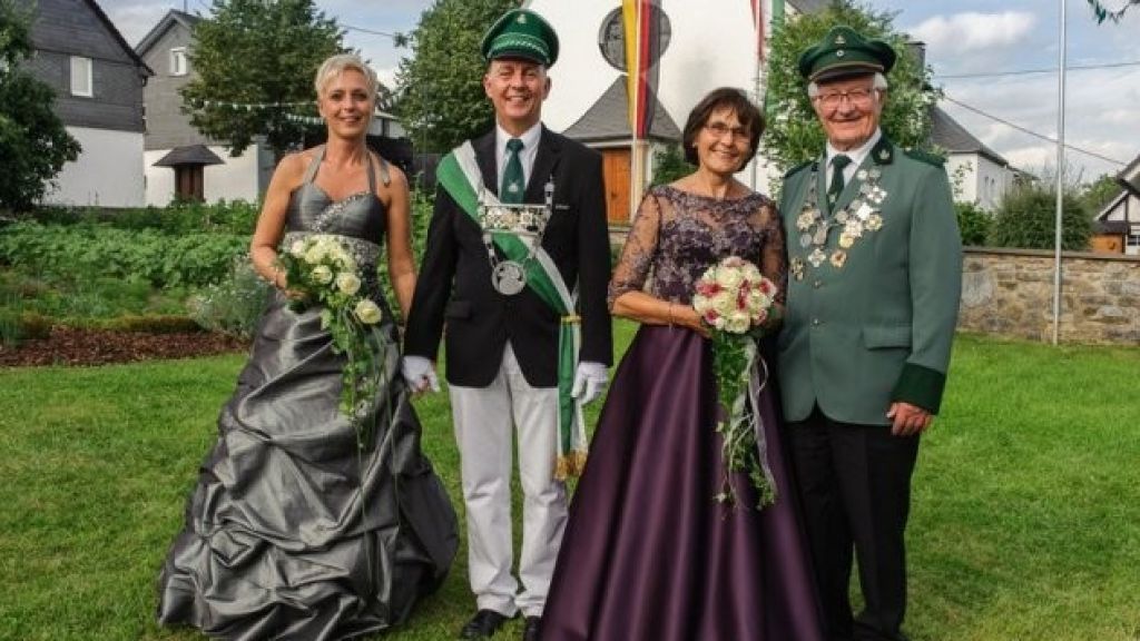 Freuen sich auf das anstehende Schützenfest: (von links) Das Königspaar Christoph und Marion Heimes sowie das Kaiserpaar Richard und Agnes Schneider. von privat