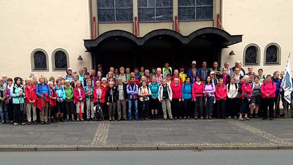 Nach dem Aussendungs-Gottesdienst stellte sich die Gruppe vor der Kirche zum gemeinsamen Foto auf - danach ging es los Richtung Rönkhausen. von privat
