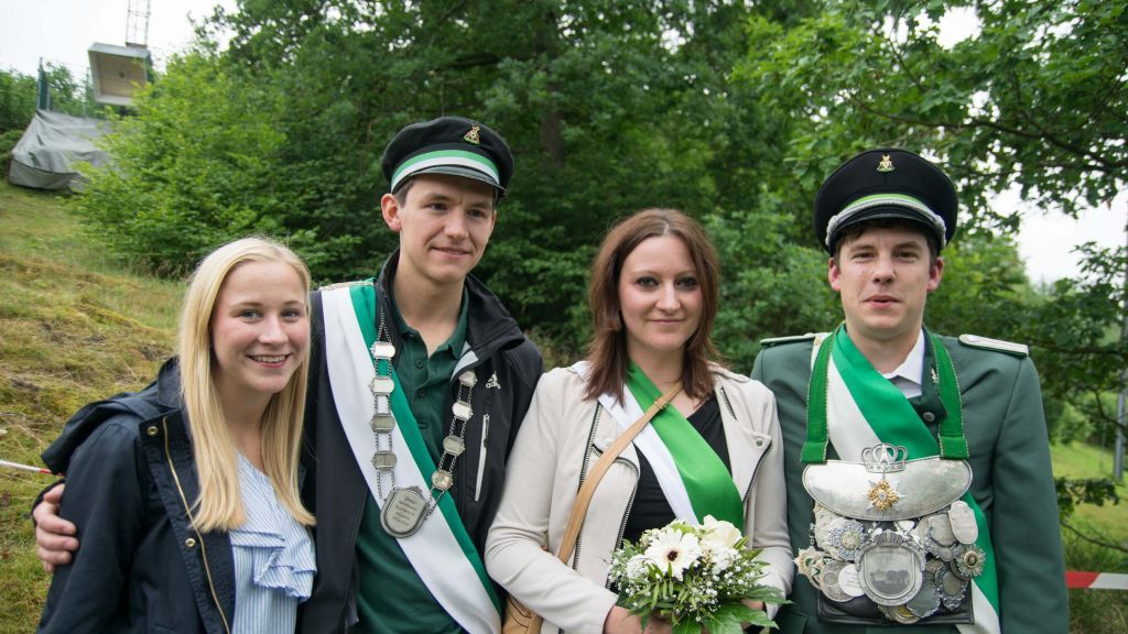 Links das Jungschützenpaar Corinna Hofstadt und Niklas Rauchheld und rechts Oktavia Naumowicz und Max Rauchheld. von s: Nils Dinkel