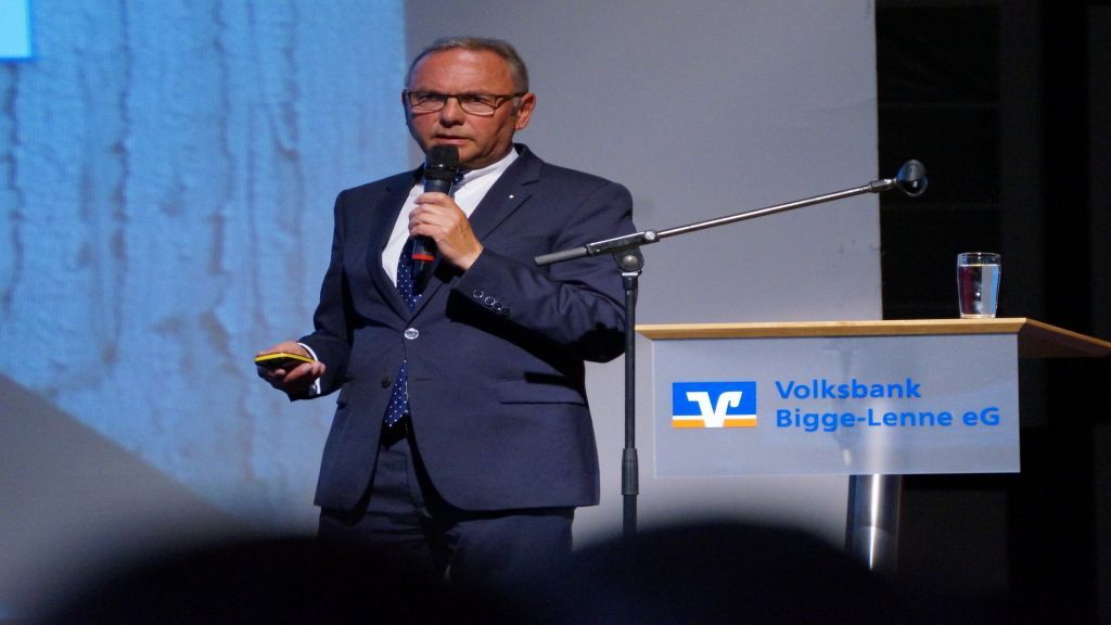 Vorstandssprecher Peter Kaufmann hat letztmalig in der Versammlung den Geschäftsbericht vorgelegt. von Volksbank Bigge-Lenne