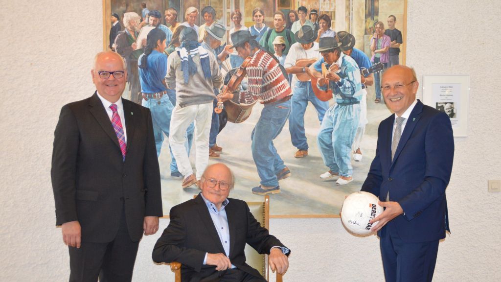 Der 1. Beigeordnete Ludwig Rasche (links) und Bürgermeister Dietmar Heß (rechts) gratulierten Künstler Benno Heimes zum 90. Geburtstag. von Barbara Sander-Graetz