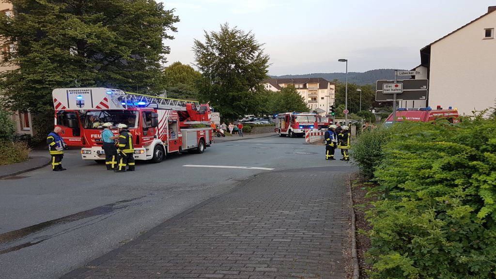 Mit sechs Fahrzeugen und 31 Einsatzkräften rückte die Feuerwehr Attendorn am Dienstagabend zu einem Brand in der Lübecker Straße aus. von Feuerwehr Attendorn