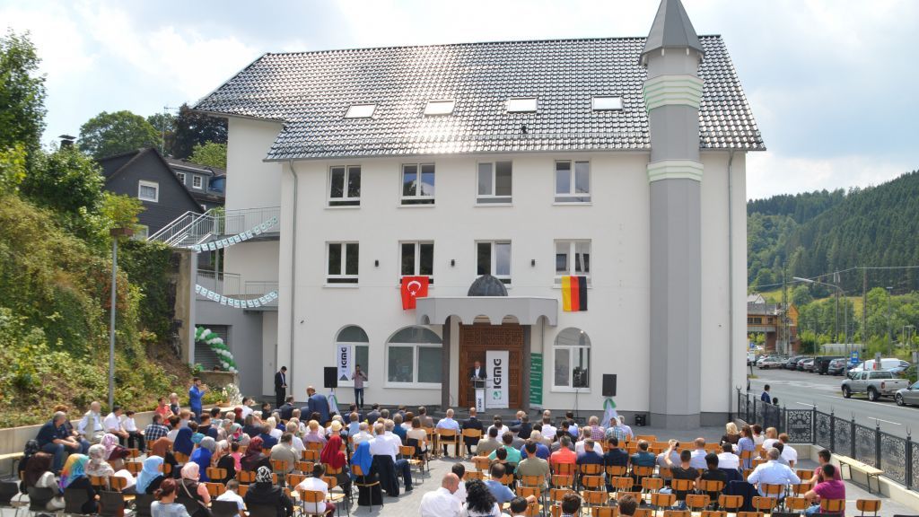 Das neugestaltete Gebäude in Finnentrop wurde feierlich eingeweiht. von Barbara Sander-Graetz