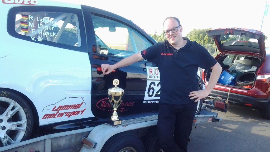 Robert Lommel nach dem Rennen mit Klassensieger-Pokal im Fahrerlager. von Privat