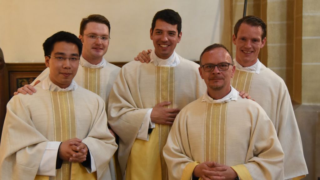 Das Foto zeigt Vikar Duc Thien Nguyen (links) zusammen mit seinen Mitbrüdern bei seiner Priesterweihe. Mit dabei auch der aus Altenhundem stammende Vikar Lukas Hellekes (hinten rechts). von Pressestelle Erzbistum Paderborn