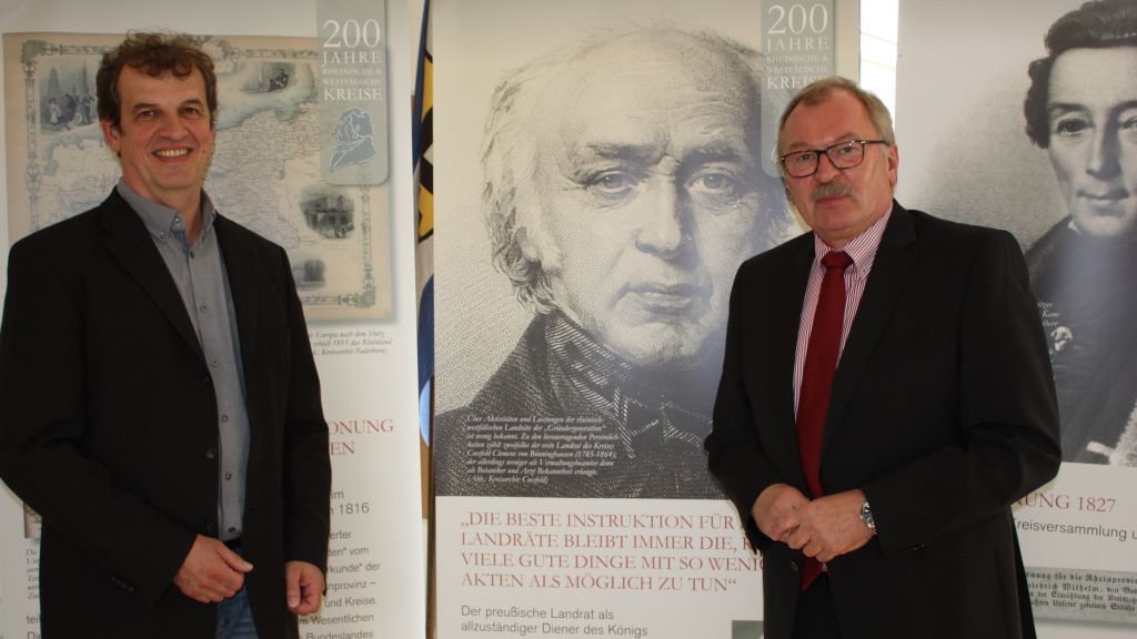 Landrat Frank Beckehoff (rechts) und Kreisarchivar Jörg Behrendt laden zum Besuch der Ausstellung "200 Jahre rheinische und westfälische Kreise" ins Kreishaus ein. von Kreis Olpe