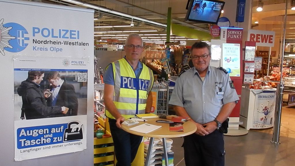 Kriminalhauptkommissar Michael Klein (links) mit Polizeihauptkommissar Henning Brombach bei einem Infostand zum Thema Taschendiebstahl in einem Olper Warenhaus im Jahr 2016. von Kreispolizeibehörde Olpe
