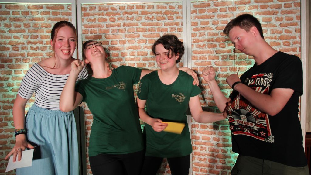 Den Poetry-Slam am St.-Franziskus entschied Nils Schrage vor Nele Schnitzler, Michelle Neuschulte und Antonia Clemens (von rechts) für sich. von privat