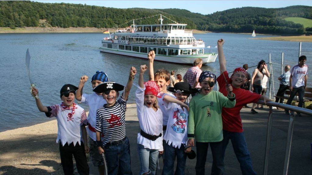 In der Hansestadt Attendorn wird auch in diesem Jahr ein abwechslungsreiches  Sommerferienprogramm angeboten. Für die Kinder beispielsweise die Piratentage auf der Bigge. von Personenschifffahrt Biggesee