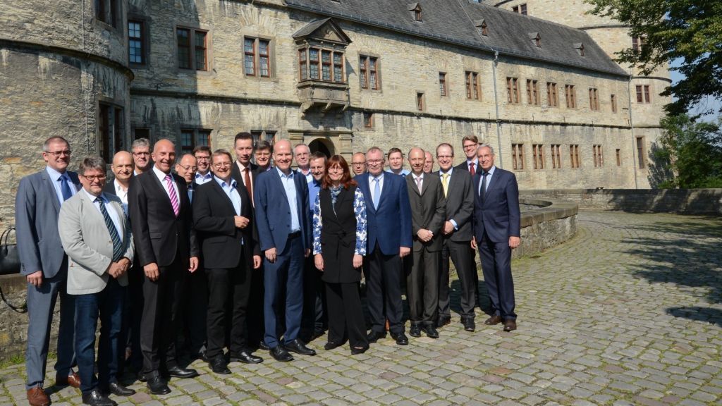 Die Mitglieder des Finanzausschusses des Landkreistages NRW mit dem Vorsitzenden Frank Beckehoff (siebter v.r.). von privat