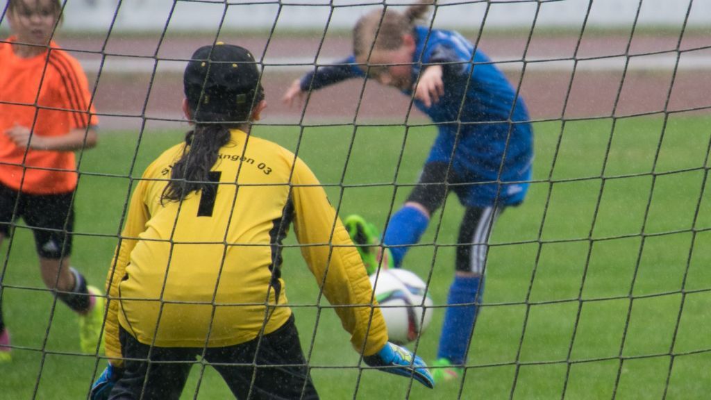 Die Mädchen des Grundschulverbunds Wendener Land (in Blau) gewannen ihr zweites Gruppenspiel mit 3:0 gegen die Lessingschule Hamm. von Sven Prillwitz