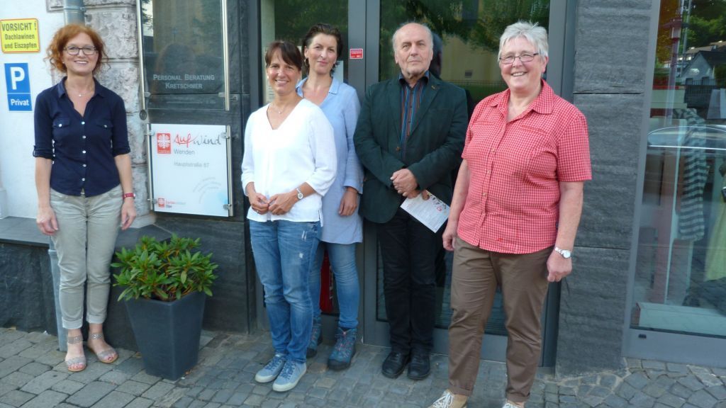 Diskutierten gemeinsam: (von links) Jutta Hecken-Defeld (SPD-Ortsverein Wenden), Karolin Schmidt und Nicole Fischer-Brehm (Caritas-AufWind Wenden), Robert Kirchner-Quehl (SPD-Kreisverband Olpe), Hildegund Hennrichs (AsF Wenden). von privat