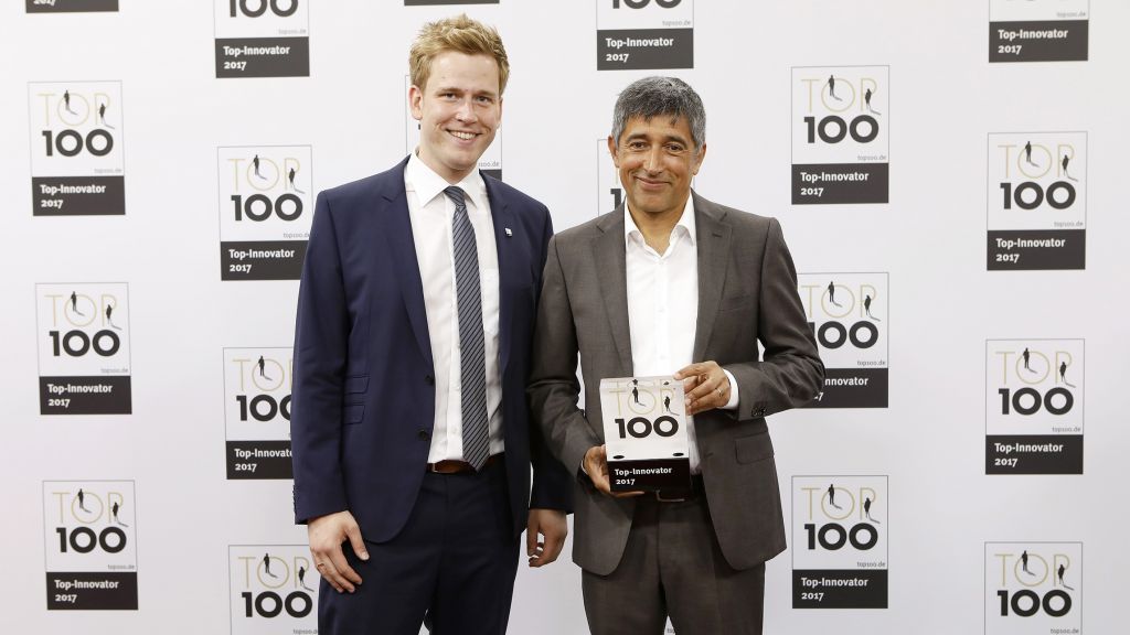 Benedict Grütz, Geschäftsführer von ValueNet Consulting Westfalen (links), bekommt die Top 100-Auszeichnung überreicht. von privat