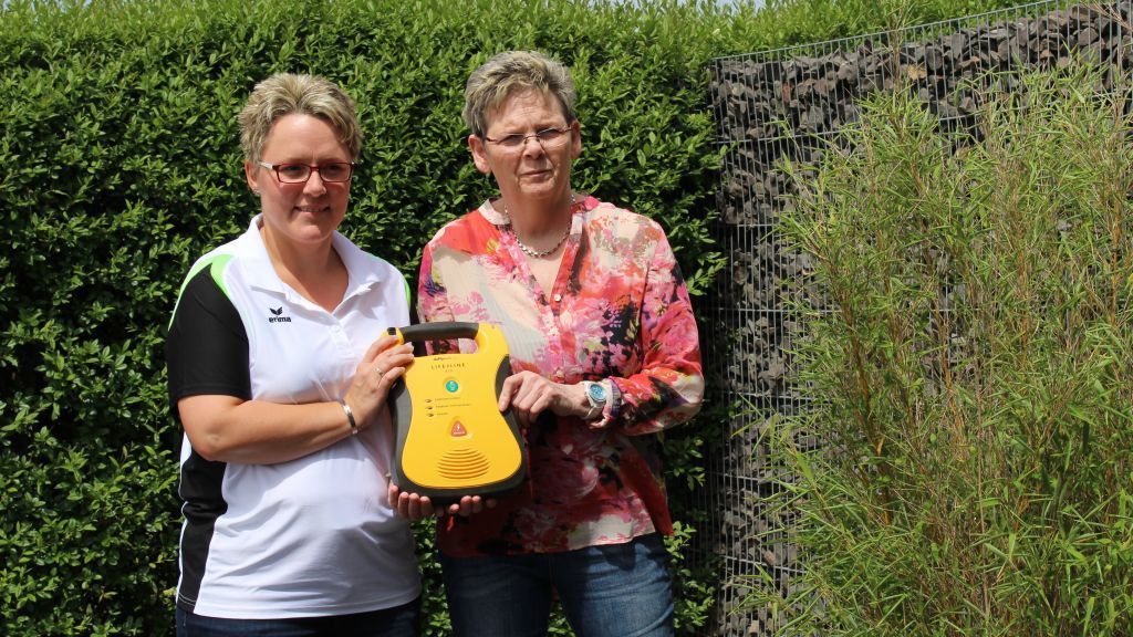 Geschäftsführerin Sabrina Gründer (links) und Schatzmeisterin Birgit Klein mit dem neuen Defibrillator. von privat