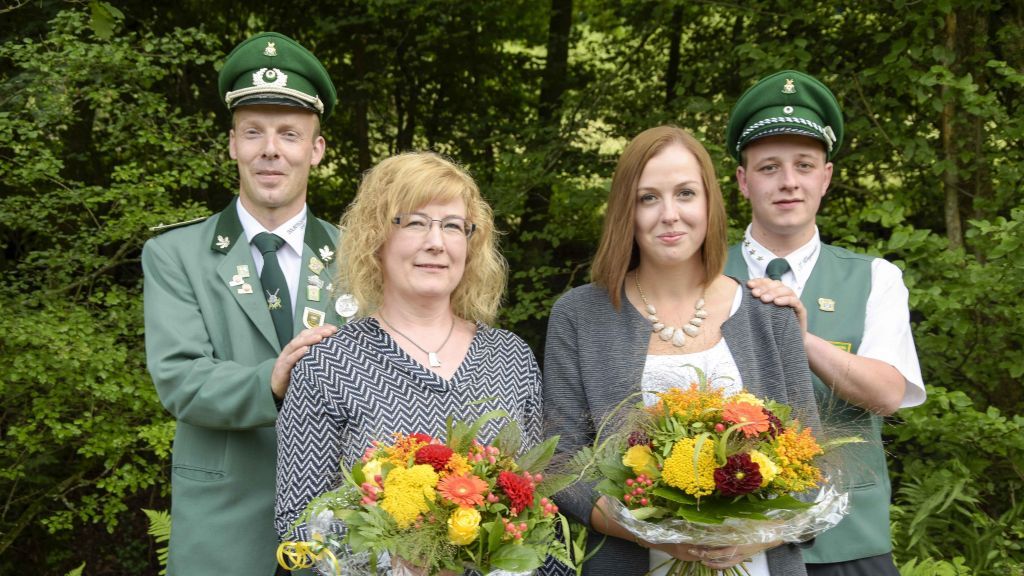 Die neuen Majestäten in Saalhausen: (von links:) Uwe Reuter mit Silke Peschel und Felix Schmies mit Katharina Rickert. von s: Nils Dinkel