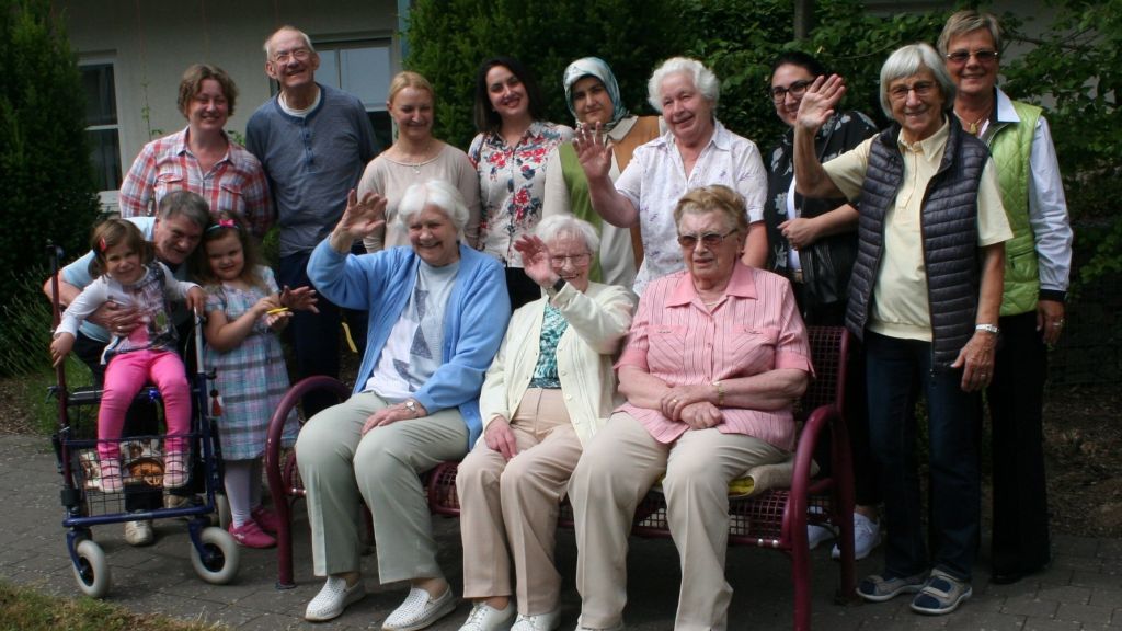 Die Bewohnerinnen des Seniorenheims und die Frauen des Integrationskurses lernten sich an vielen Nachmittagen gegenseitig kennen. von privat