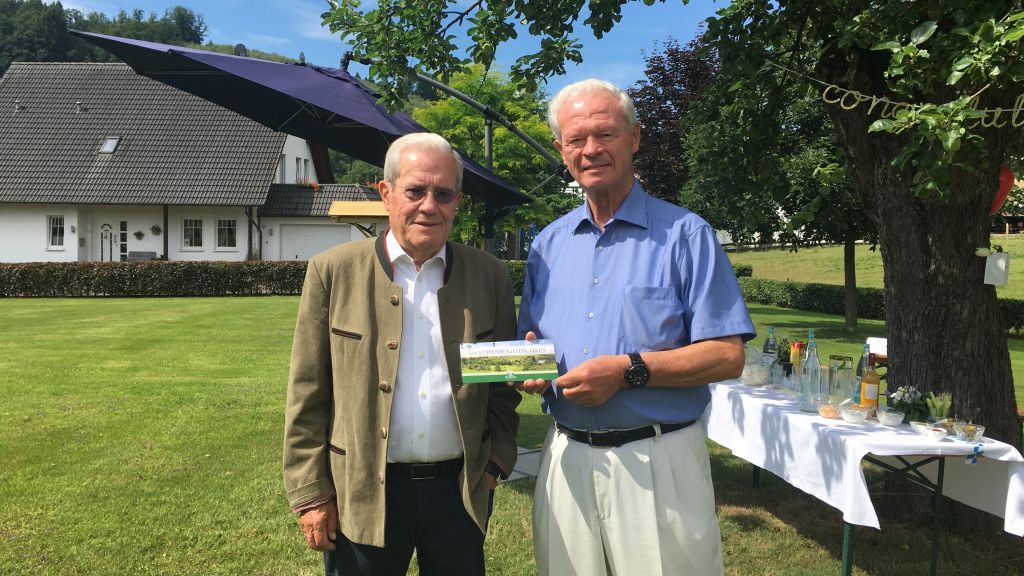 Der gebürtige Heldener Gerd Pulte (links) erhielt zum 90. Geburtstag ein Geschenk des Golfclubs Repetal. Golfclub-Mitglied Willi Mertens (rechts) gratulierte ebenfalls. von privat