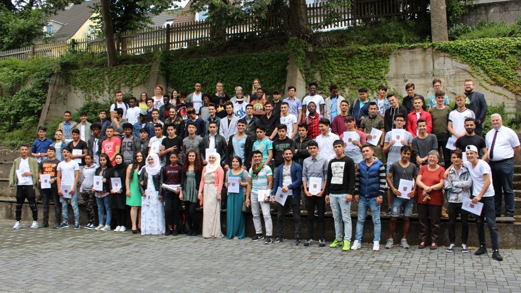 80 Schüler der „Internationalen Förderklassen“ erhielten ihre Abschlusszeugnisse. von privat