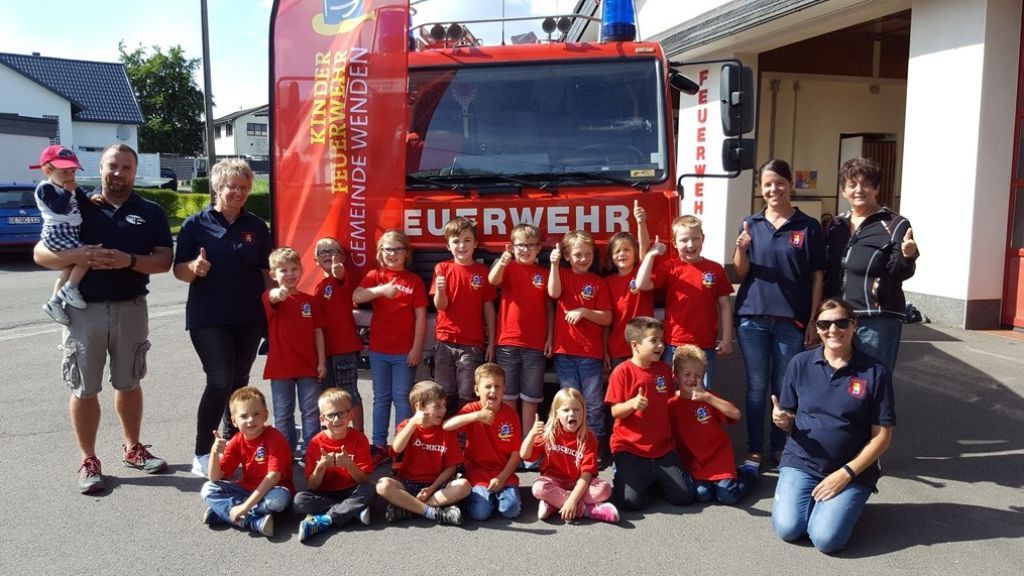 Die Kinder der Feuerwehr wurden bei ihrer ersten Gruppenstunde direkt mit eigenen T-Shirts ausgestattet. von privat