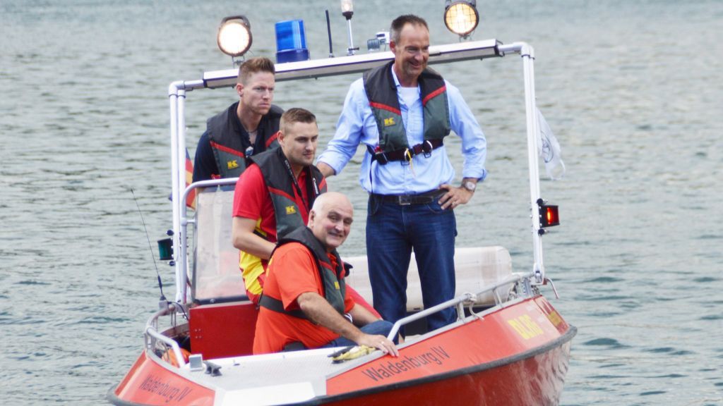 Jochen Ritter begleitete das DLRG-Team mit dem Motorrettungsboot auf den Biggesee. von Barbara Sander-Graetz