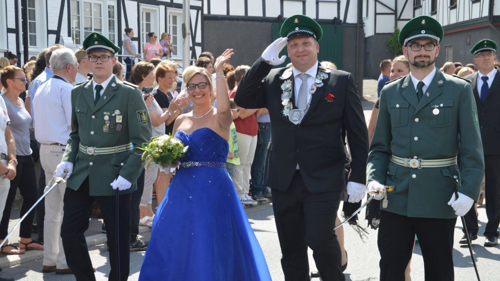 Das amtierende Königspaar Alexander und Debby Heese marschiert am Sonntag, 6. August, noch einmal im Festzug mit. von Barbara Sander-Graetz