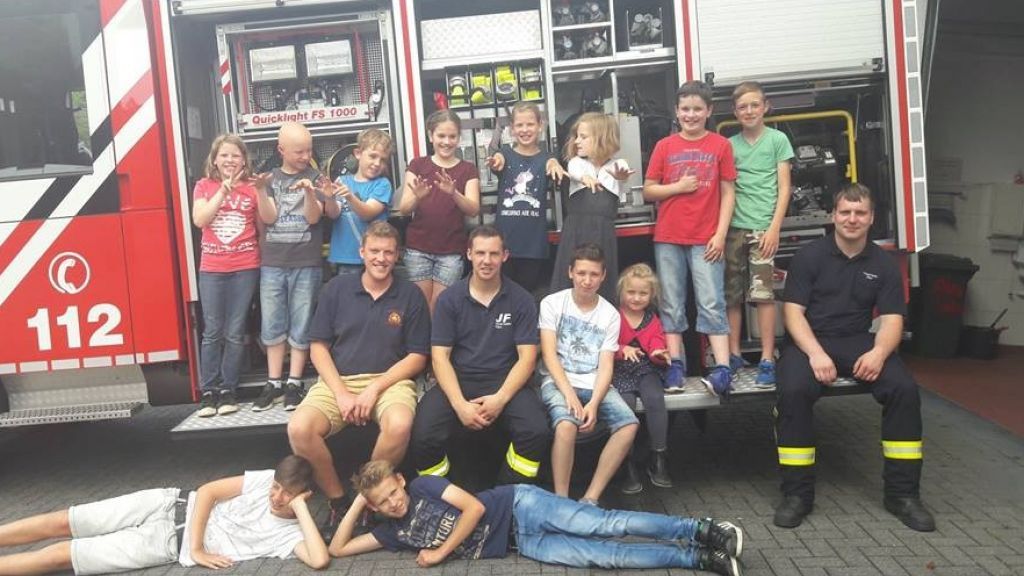 Neun Kinder verbrachten bei der Feuerwehr einen lehrreichen Tag. von Albert Schneider