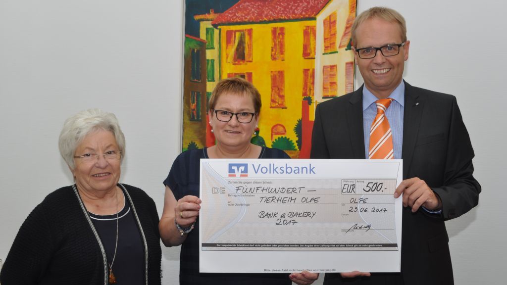 Regionalmarktleiter Ralf Wildraut und überreichte den Spendenerlös in Höhe von 500 Euro an Elke Stellbrink (Mitte) und Roswitha Blum vom Tierheim Olpe. von privat