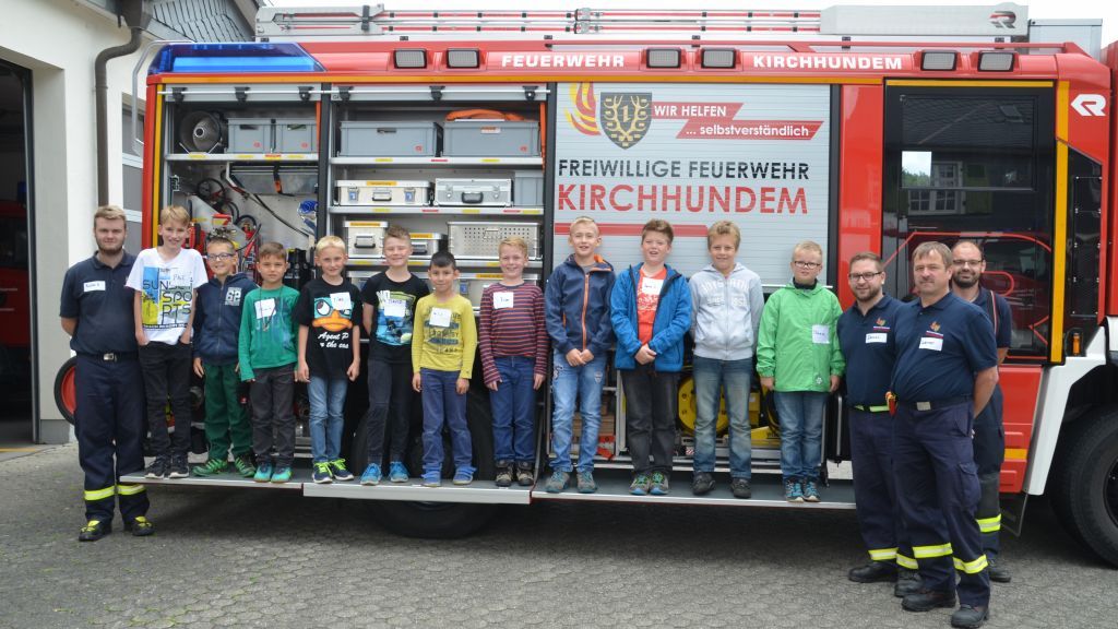 Elf Jungs aus Lennestadt und Umgebung nahmen am "Tag bei der Feuerwehr mit Brandschutzerziehung" teil. von Celine Kebben