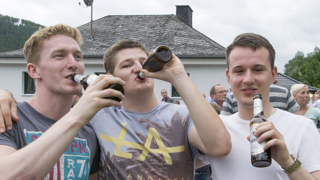 Joss (24), Lewis (26) und Will (25, von links) waren eigens wegen des Schützenfestes in Langenei ins Sauerland gereist. von s: Nils Dinkel