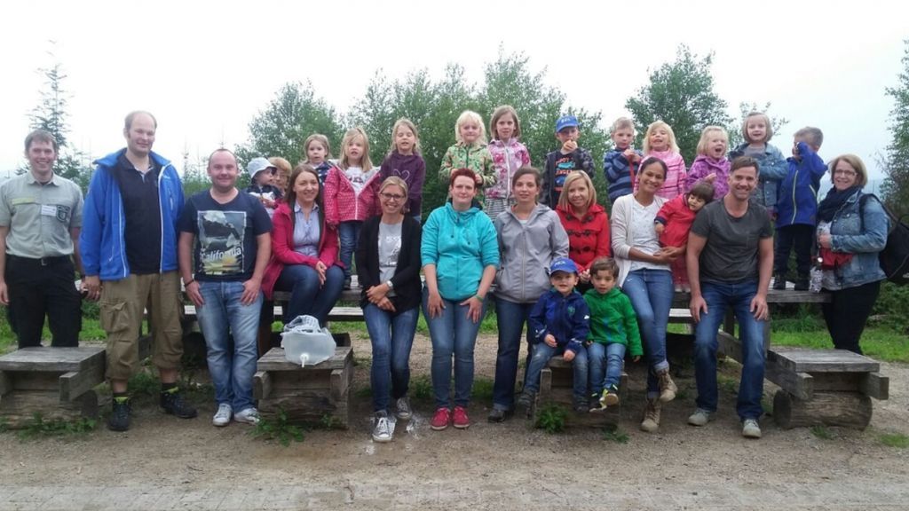 Die Kinder des katholischen Kindergartens „St. Johannes Nepomuk“ aus Finnentrop besuchten kürzlich mit ihren Familien den „Waldweg Grenzenlos“ in Olpe. von privat