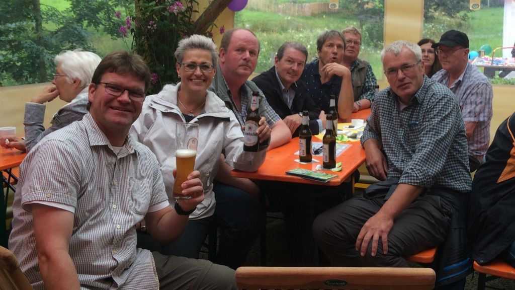 Einige Wanderer des SGV Attendorn gratulierte der Abteilung Drolshagen zum 125. Geburtstag. von privat