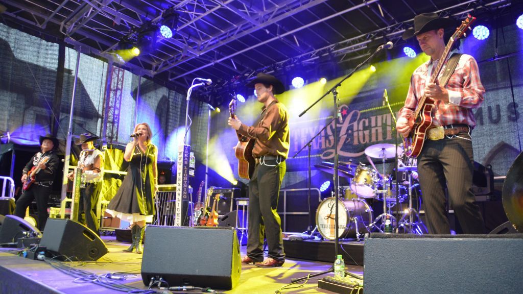 Die Country-Band „Texas Lightning“ performte auf der Bühne am Marktplatz in Attendorn. von Barbara Sander-Graetz
