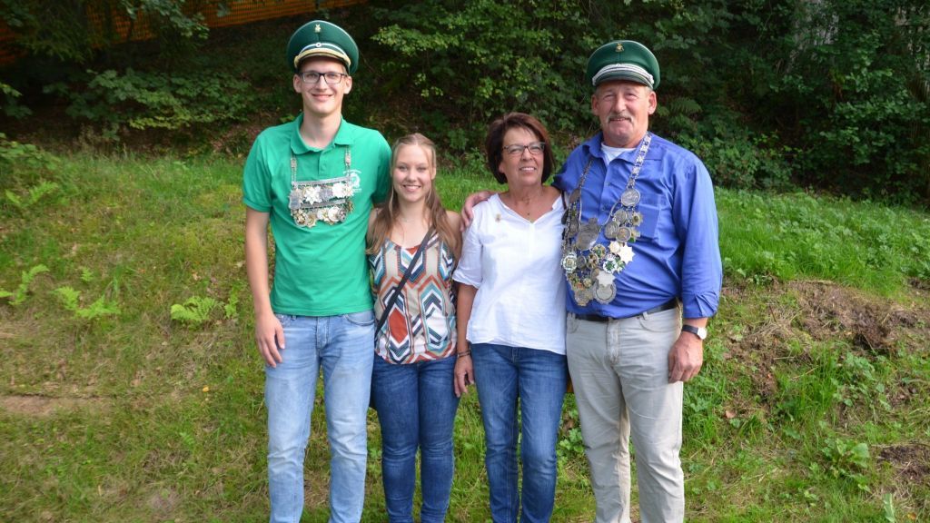 Die neuen Majestäten David Färber und Lea Konrad (linke Seite) sowie Königspaar Rainer mit Roswita Necke. von Celine Kebben